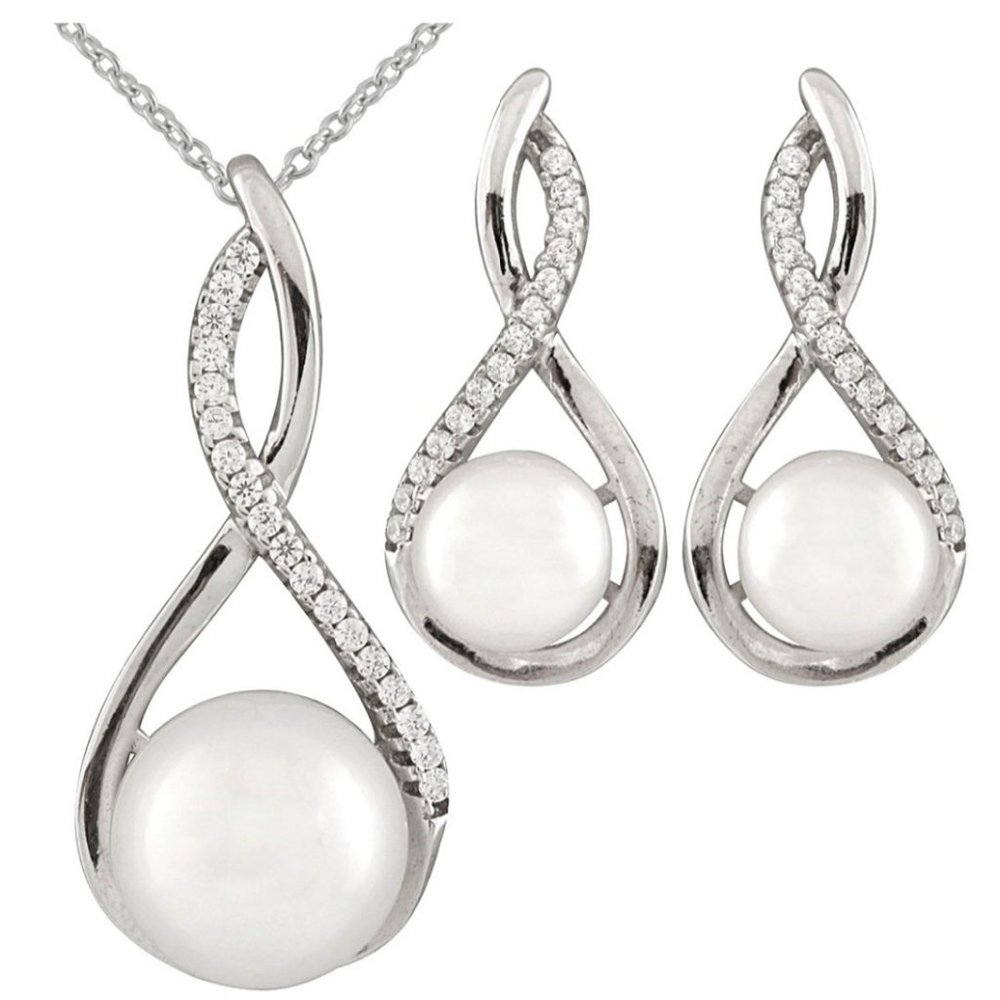 Freshwater Pearl Necklace & Earrings Set